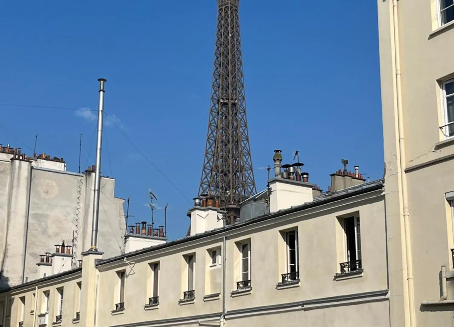 Nice Place Near Of Eiffel Tower! contacts
